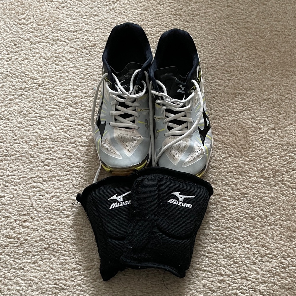 Mizuno White, Black & Yellow Volleyball Shoes with Black Knee Pads